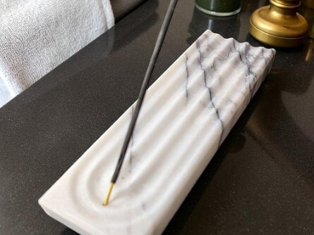 White Marble Incense Holder – Natural Stone Aromatherapy Decor Price: CAD 60.00 SKU: CDM-INC-001 Stillness, made tangible. Carved from genuine white marble with distinctive grey...